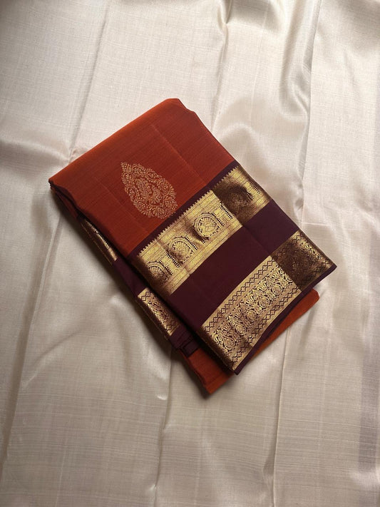 Rust Orange Choodamani — Pure Silk Kanchipuram
Rust-orange body with golden paisley buttas ✨
Deep maroon korvai borders with temple-arch zari 🌸
Grand maroon brocade pallu with elephants & florals 🪔
Silk Mark Certified • Free Shipping USA • Ships in Two