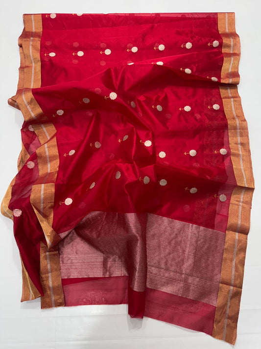 Roja Pushpam — Pure Silk Chanderi (Crimson Blossom)
Crimson red body with silver-ivory floral buttas & gold stems 🌸
Antique copper-gold border • Red-gold tissue pallu • Silk Mark Certified • Free Shipping within USA • Ships in Two Weeks