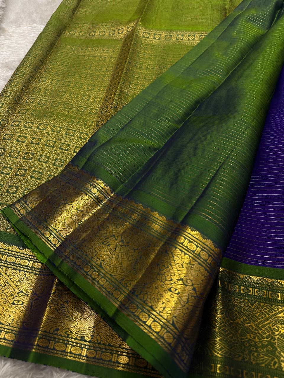 Hari Priya ✨ – Pure Kanchipuram Silk Saree
Royal Purple Body with Delicate Gold Zari stripes 
Emerald Green Korvai Contrast Border with Intricate Zari Weave
Grand Emerald Green Brocade Pallu with Traditional Motifs
Silk Mark Certified | Fall & Pico |