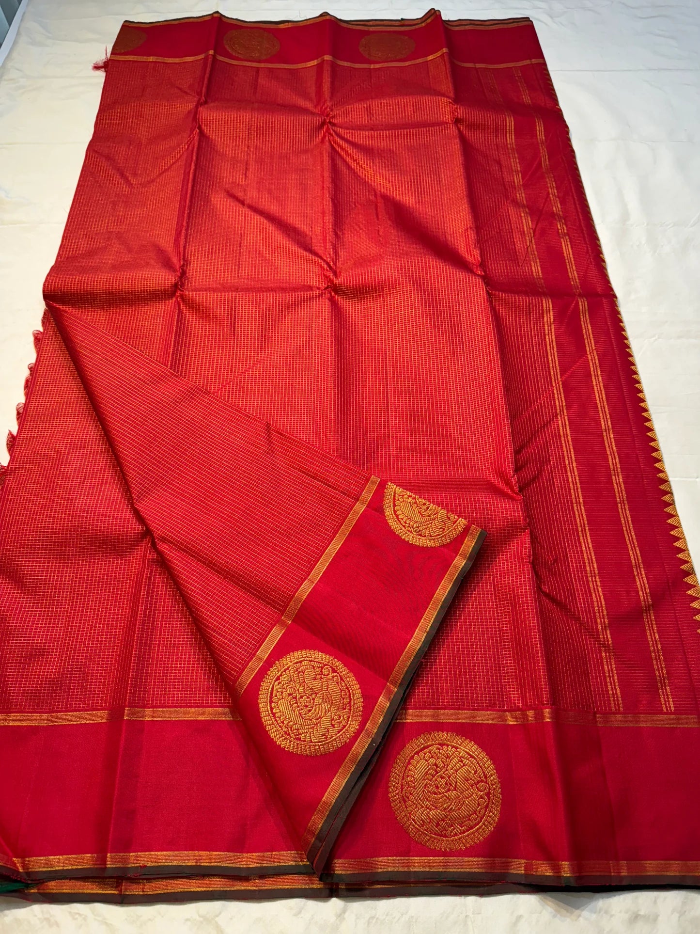 Hema Kungumam — Pure Kanchipuram Silk Saree
Auspicious kungumam red with micro kattam checks & grand coin motifs ✨
Antique-gold zari border & rosette brocade pallu • Silk Mark Certified • Free Shipping within USA • Ships in Two Weeks