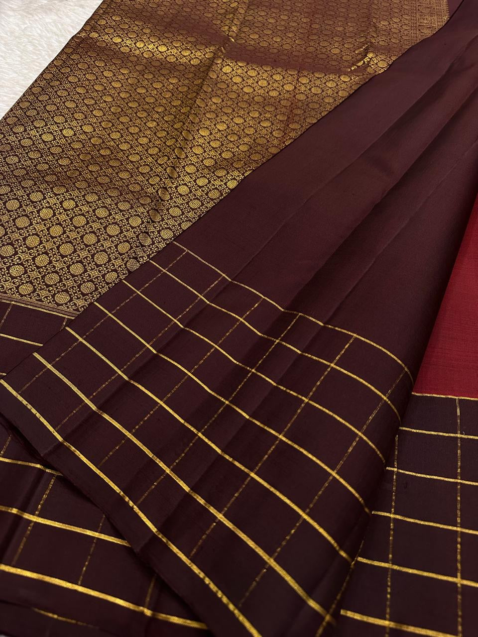 Poornima Kalyani
Kungumam Red & Cocoa Kanchipuram Silk Saree
Zari Buttas · Grid Borders · Silk Mark Certified