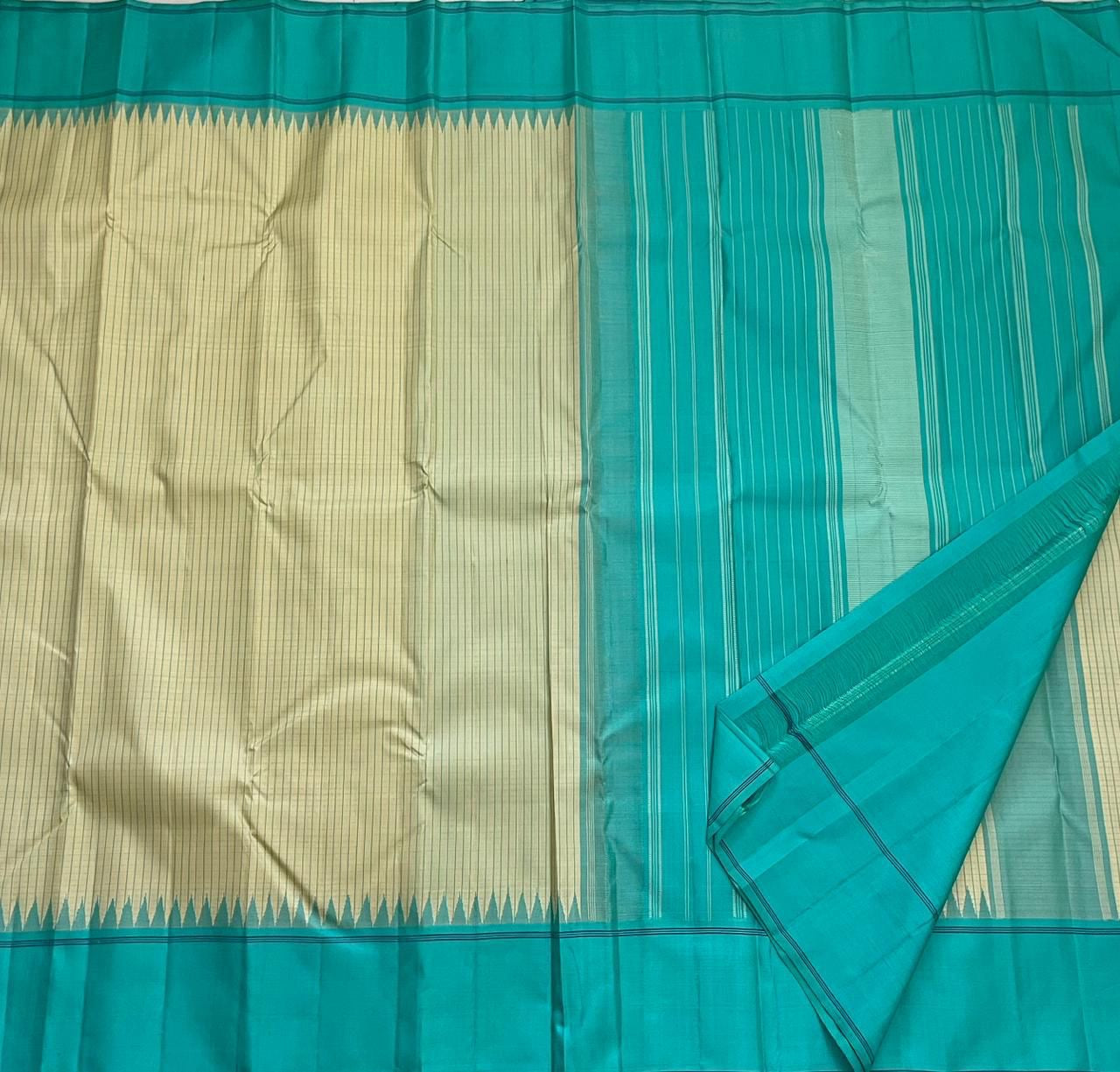 Cardamom Mist & Sea Green Kattam – Pure Silk Kanchipuram Saree
✨ Handwoven Pure Silk with Sea Green Body & Cardamom Checks
✨ Minimalist Korvai Border with Temple Motifs
✨ Contrast Pallu with Subtle Zari Highlights
✨ Silk Mark Certified, ships in 2 weeks
