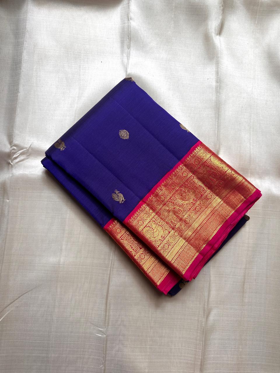 💜 

Vadamalli Deep – Royal Blue & Rani Pink Kanchipuram

✨ Pure Silk | Silk Mark Certified | Handloom Kanjivaram ✨

🐘🦚 elephant –Mayil Zari Border | Temple Motifs

🌸 Scattered Gold Buttas on Vadamalli Blue Body

🚚 Ships in 2 Weeks , Free shipping
