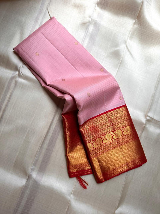 Petal Flame ✨ – Pure Kanchipuram Silk Saree in Pastel Pink with Gold Zari Buttas
Korvai Contrast Red Border with Intricate Paisley & Floral Zari Weave
Grand Gold Zari Pallu with Traditional Brocade & Ornamental Motifs
Silk Mark Certified | Fall & Pico