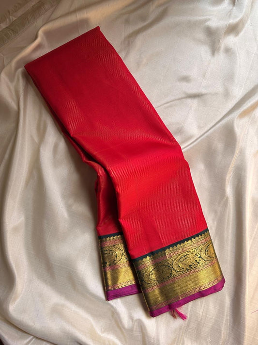 Lalitha – Pure Kanchipuram Silk Saree
Vibrant Red Body in Shimmering Vaira Oosi Weave
Green Vanasingaram Border with Storytelling Motifs
Pink Selvedge Accent Adding Playful Elegance
Richly Woven Zari Pallu in Timeless Heritage Style