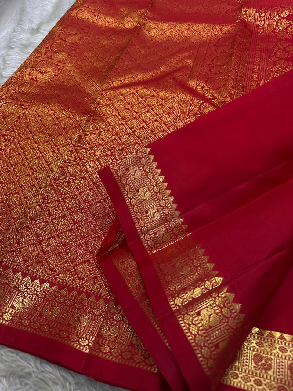 Red Radiance — Pure Silk Kanchipuram Saree
Arakku Vermilion Silk with Gold Peacock & Paisley Buttas ✨
Silk Mark Certified ✅ | Free USA Shipping 🇺🇸 | Ships in Two Weeks