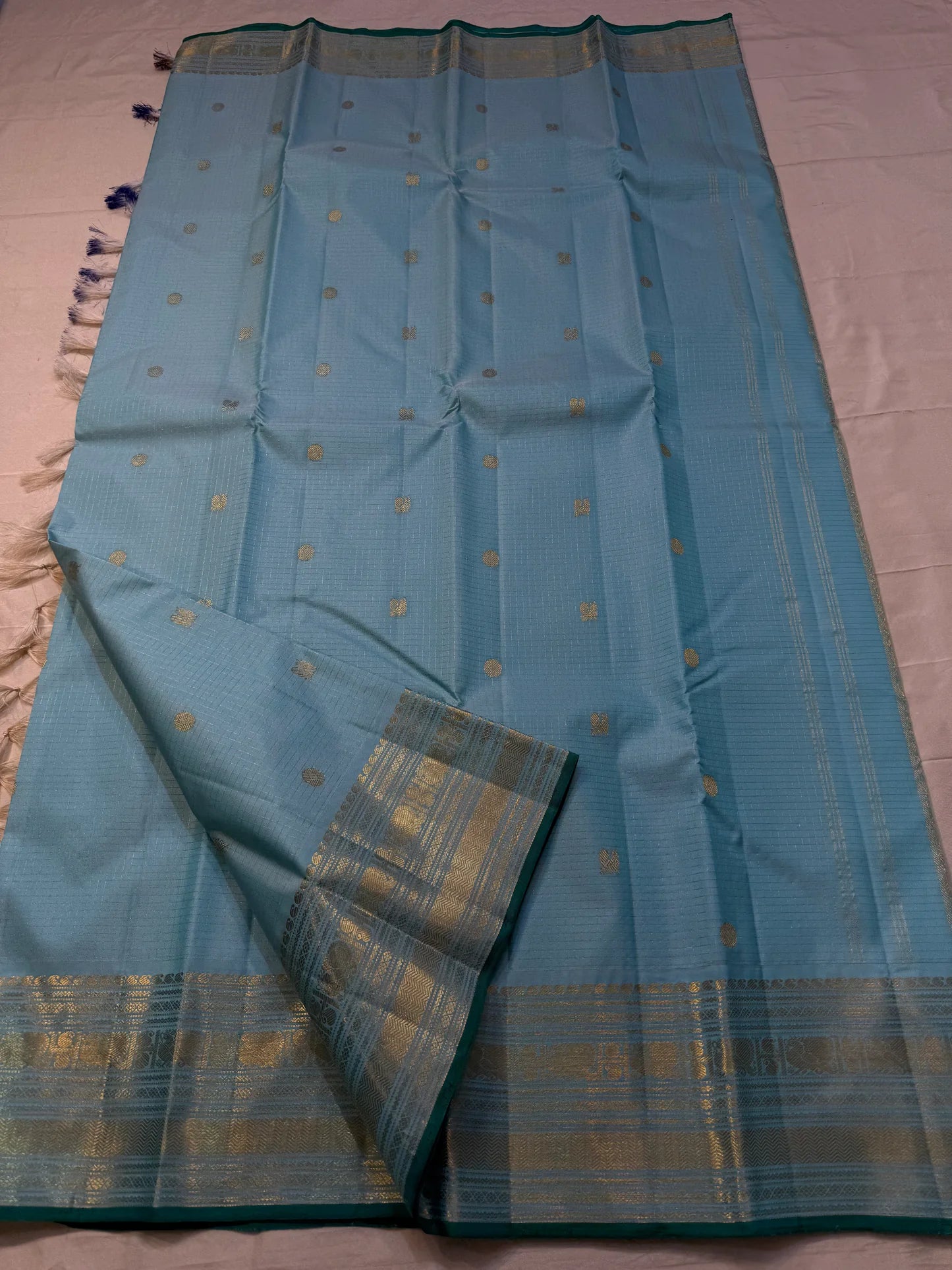 Aakash Butta — Pure Silk Kanchipuram Saree
Ice Aqua Blue with Gold Coin & Paisley Zari Buttas | Teal Edge Border
Silk Mark Certified ✅ • Fall & Pico Done ✅ • Blouse Stitching ($30) ✅ • Ships in Two Weeks • Free Shipping within USA 🇺🇸
