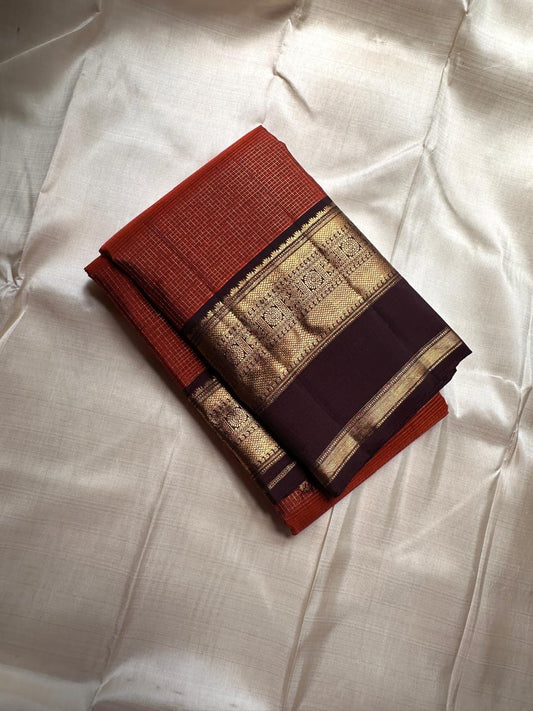 Podi Kattam Brown – Pure Kanchipuram Silk Saree
Heritage podi kattam checks in a rich burnt-brown body ✨
Majestic brocade pallu with diamond jaal & thazampoo reku. Silk Mark Certified, delivery in 2 weeks