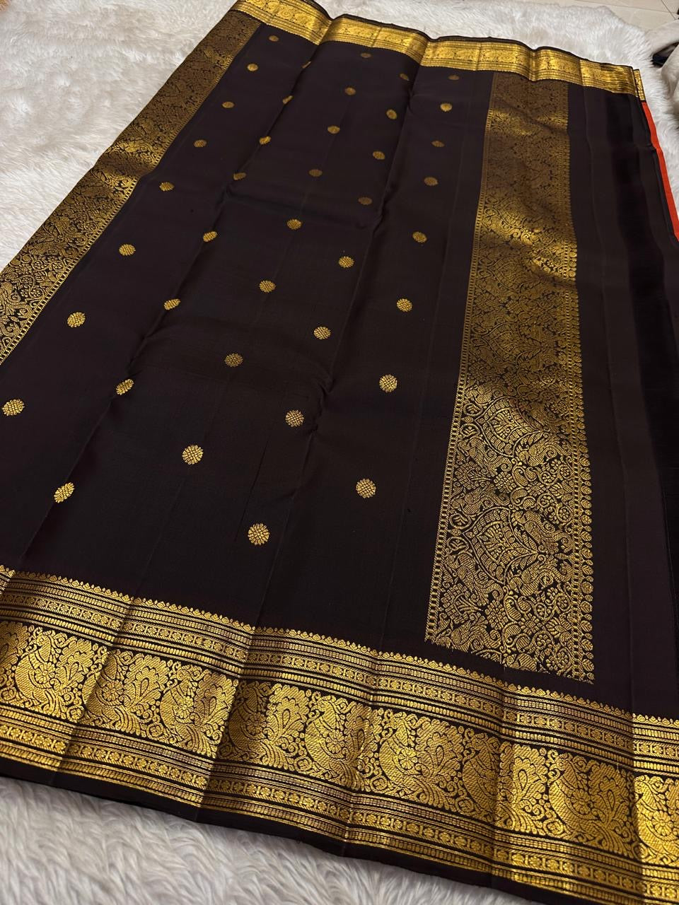 Crimson Earth – Red & Deep Brown Kanchipuram Pure Silk Saree ✨
Radiant Red Body with Golden Zari kamalam  Buttas
Deep Brown Korvai Border with Peacock Motifs
Majestic Brown Pallu with Ornamental Zari Weaving

Silk Mark Certified, delivery in 2 weeks