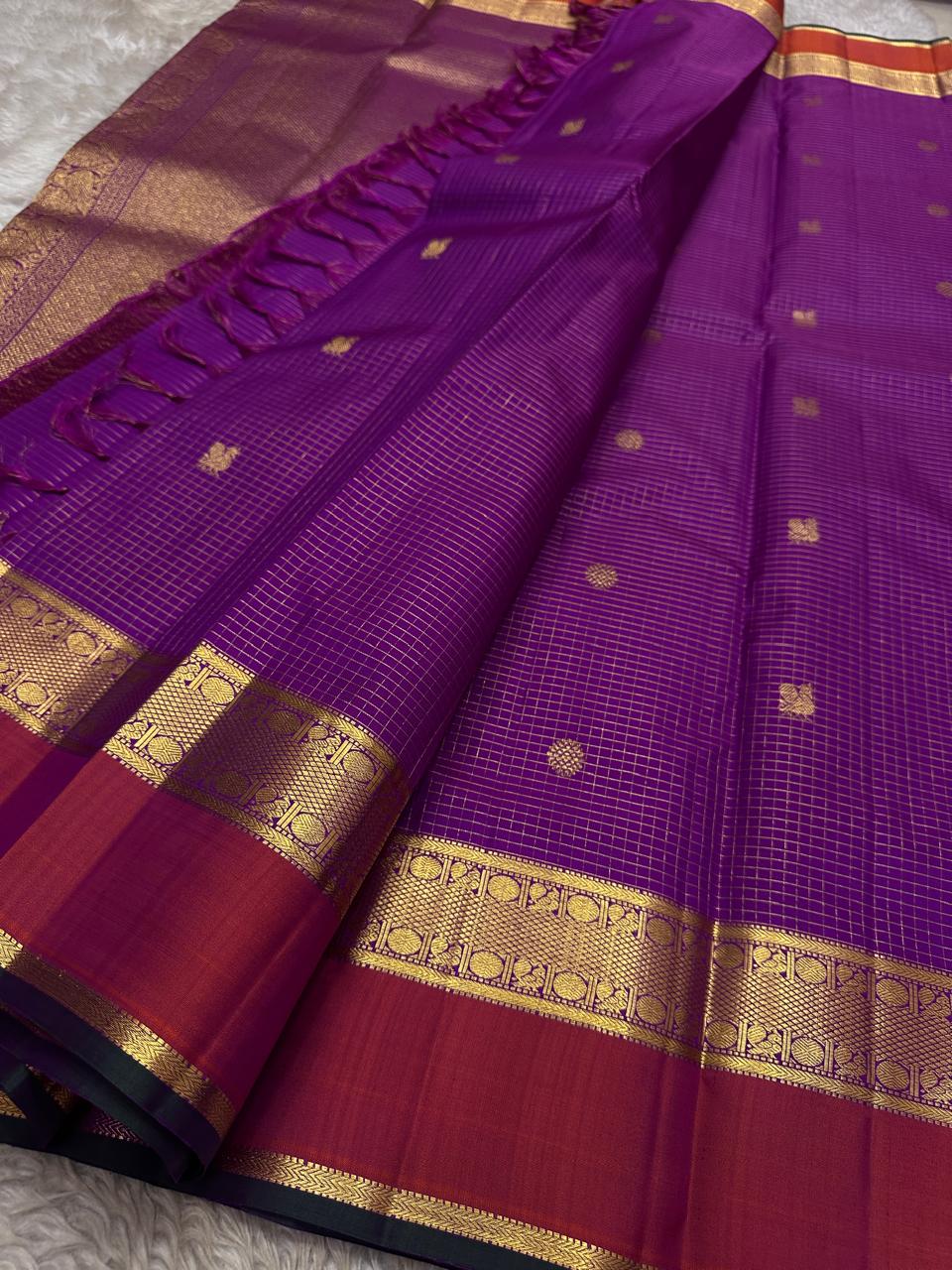 Amethyst Purple Saffron green selvedge Zari Kattam | Pure Kanchipuram Silk ✨
Amethyst body with zari kattam checks, gold buttas & saffron-orange border 💜
Silk Mark Certified • Free Shipping within USA • Ships in Two Weeks ✅