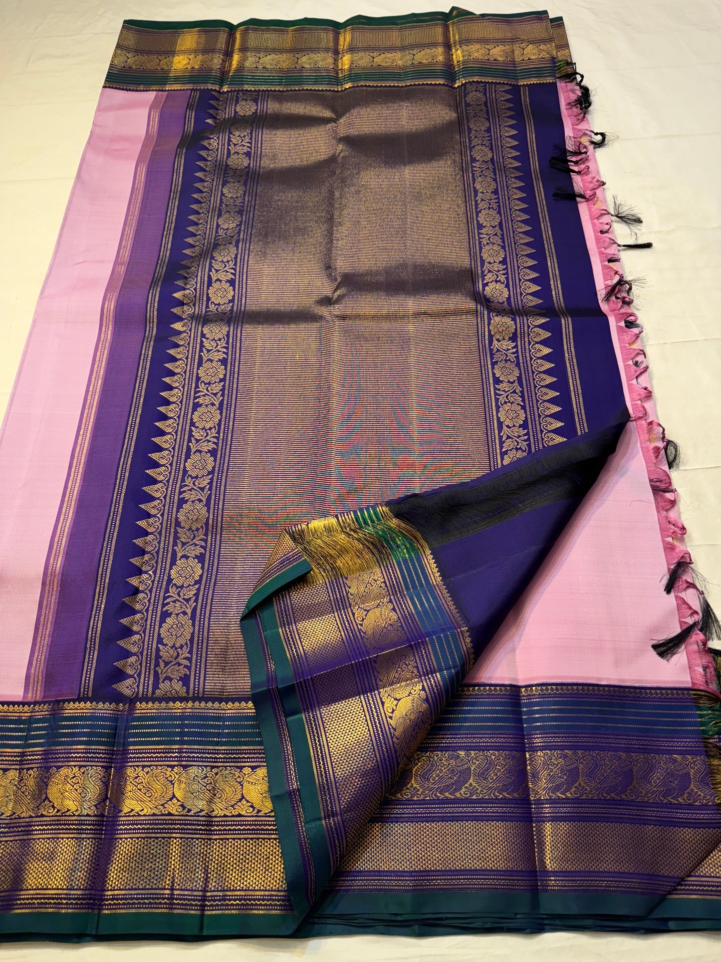 Preethi Varisaipet — Pure Silk Kanchipuram Saree
Dusty rose lilac body with gold zari buttas ✨
Navy korvai borders & violet brocade pallu
Silk Mark Certified ✅ | Free USA Shipping 🇺🇸 | Ships in 2 Weeks