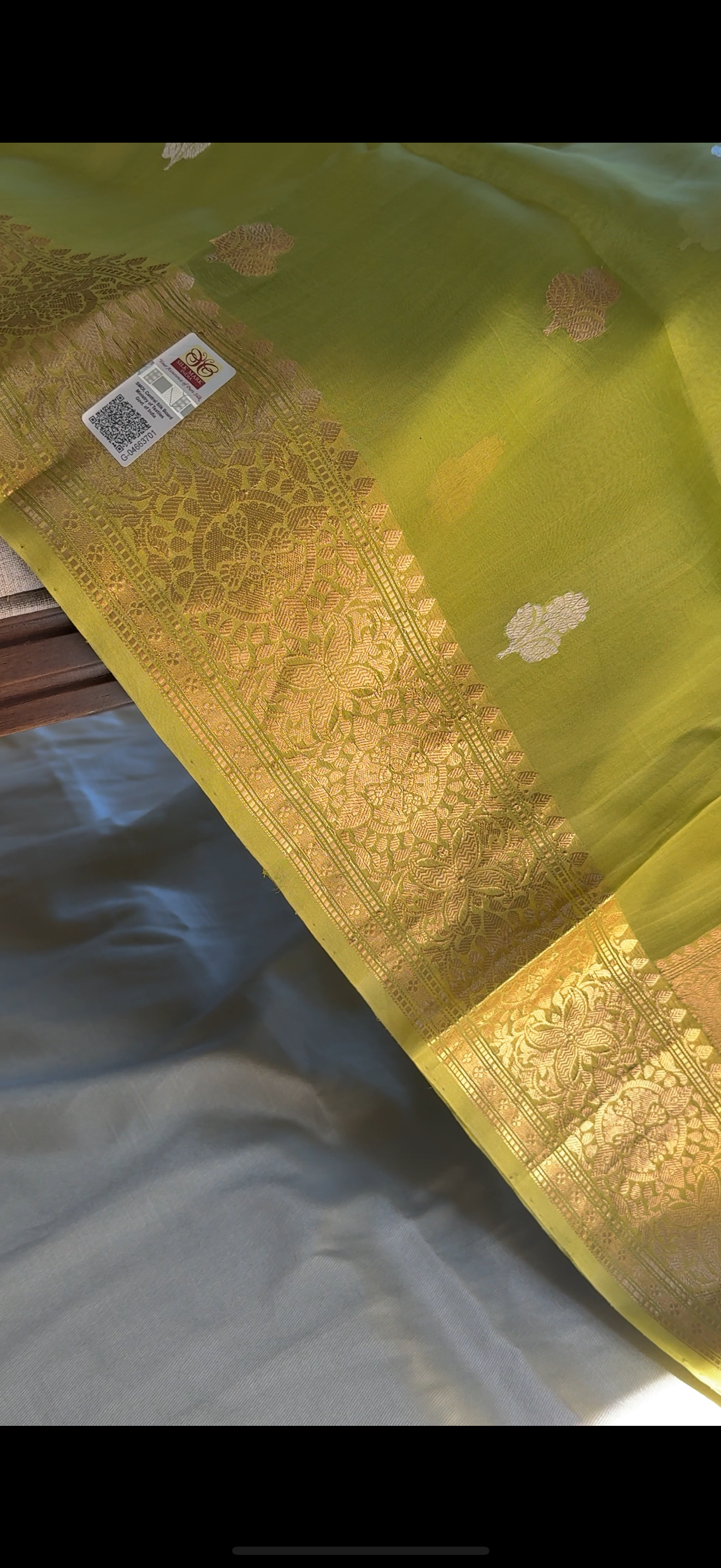 Chartreuse Glow – Pure Ektara Kora Banarasi Saree
Handloom & Handwoven with Authentic Kadhua Sona-Roopa Bootas
Grand Floral Zari Border & Lustrous Pallu
Full Zari Striped Blouse Fabric Attached | Fall & Pico Done ✅
Silk Mark Certified | Ships in Two Weeks