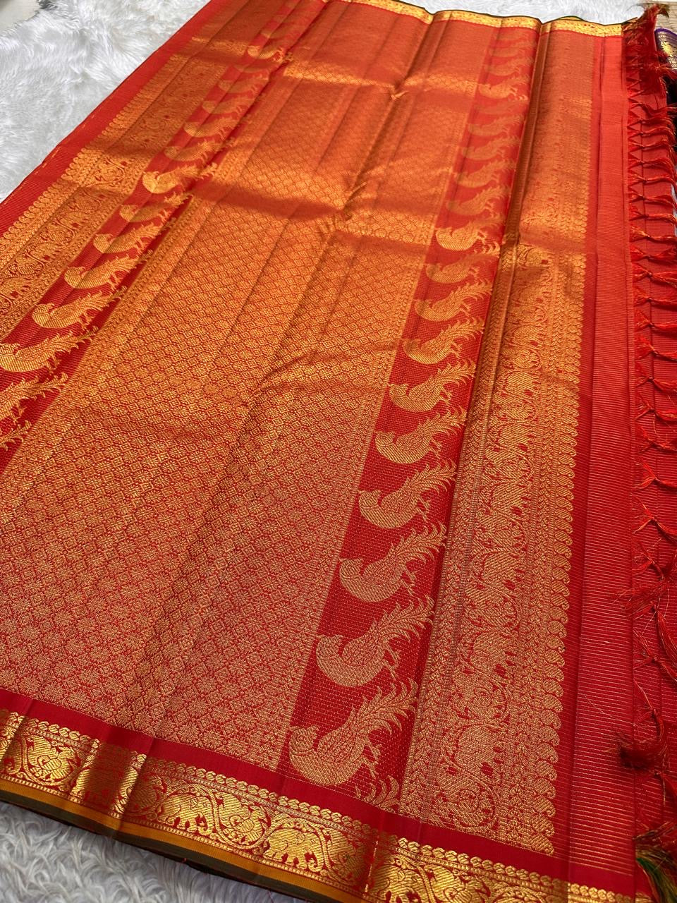 Pavazha Mayil Vairaoosi — Pure Kanchipuram Silk Saree
Vermilion red body with fine vairaoosi stripes & zari-woven mayil motifs
Silk Mark Certified • Blouse Stitching ($30) • Free Shipping within USA • Ships in Two Weeks