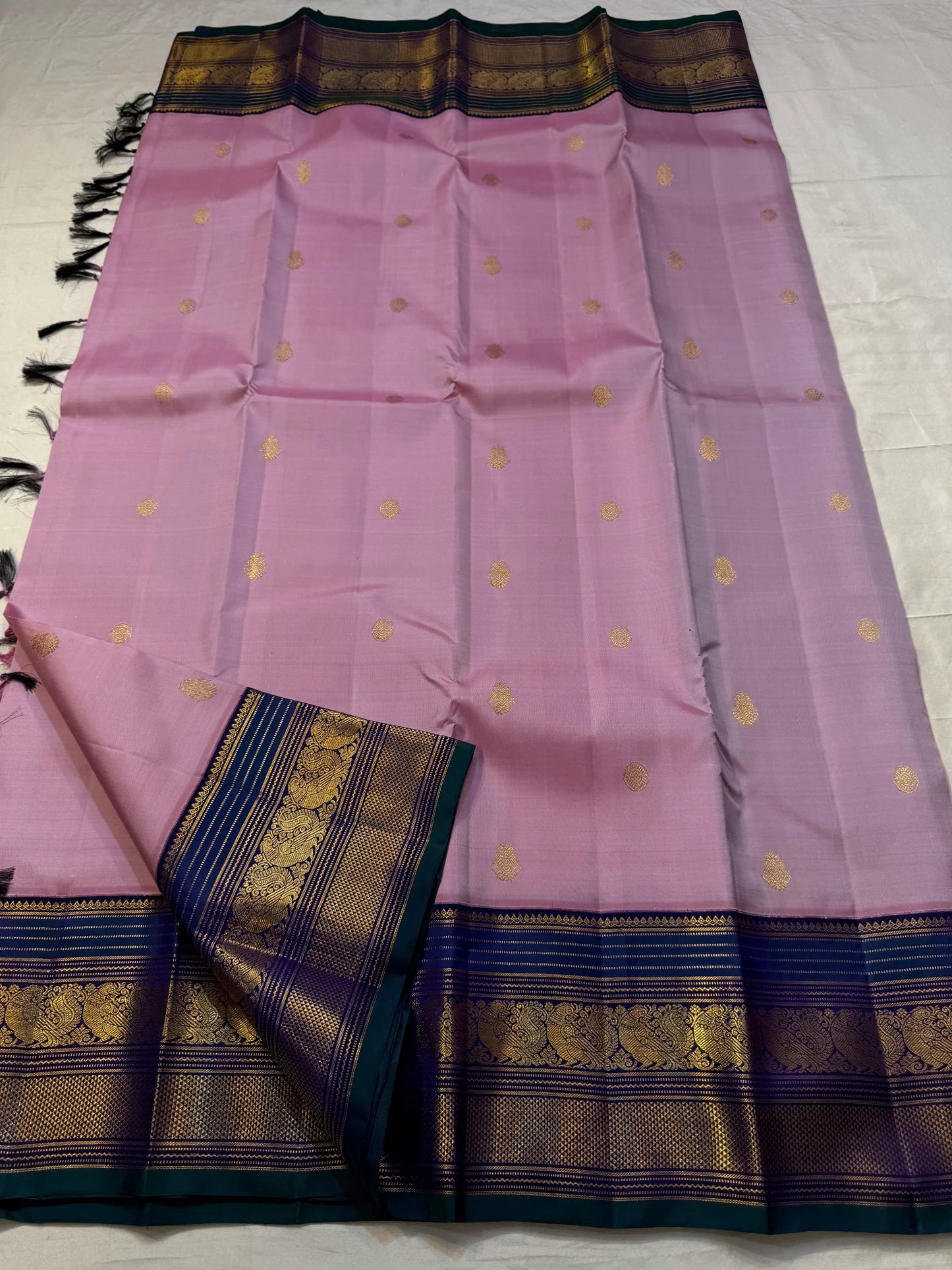 Preethi Varisaipet — Pure Silk Kanchipuram Saree
Dusty rose lilac body with gold zari buttas ✨
Navy korvai borders & violet brocade pallu
Silk Mark Certified ✅ | Free USA Shipping 🇺🇸 | Ships in 2 Weeks