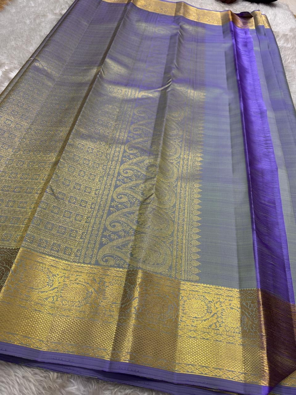 Dia ✨ – Unique Ash Lilac Grey Kanchipuram Pure Silk Saree
Gold Zari Buttas Adorning the Body
Intricate Gaja–Annam (Elephant & Peacock) Motif Border
Coordinated Ash Lilac Grey Silk Blouse Piece Included
Silk Mark Certified | Fall & Pico Done
