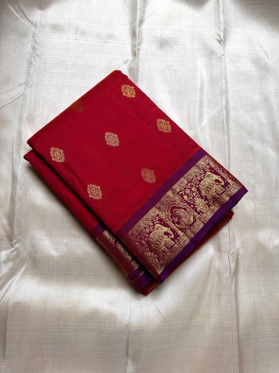 Swaram Scarlet Symphony
Lightweight Kanchipuram Silk Saree
Scarlet Red with Royal Purple Temple Zari