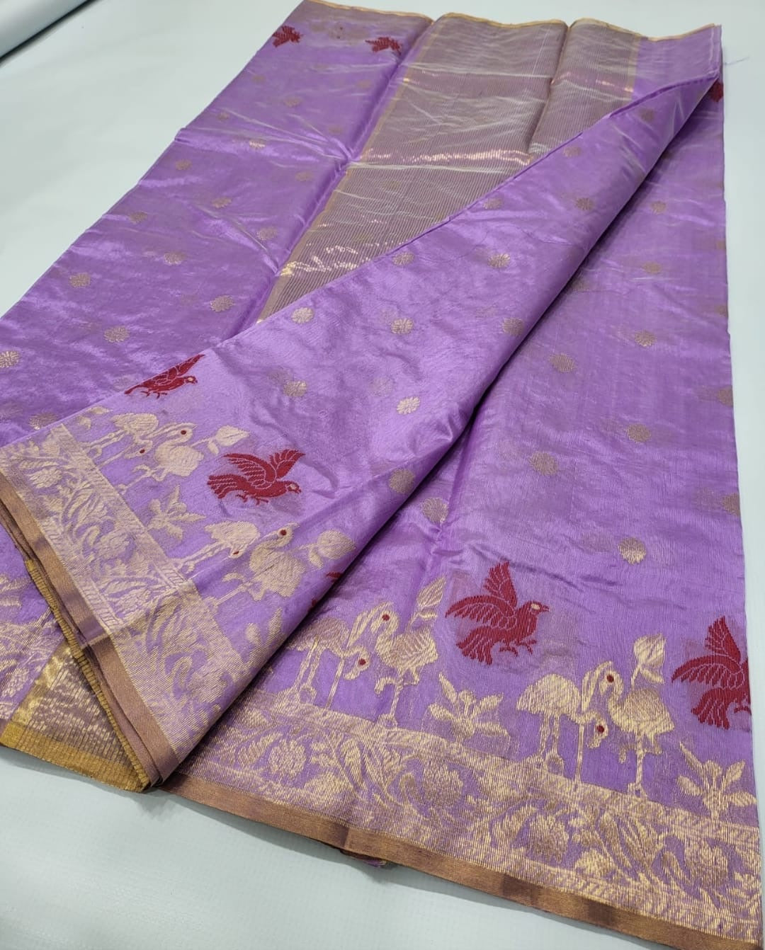 Flamingo 🦩 Lavender Pure Silk Chanderi Handloom Saree
Flamingo & Floral Zari Motifs with Red Mina
Gold Selvedge & All-Over Zari Buttas
Fall & Pico Done | Blouse fabric Attached | Stitching Available