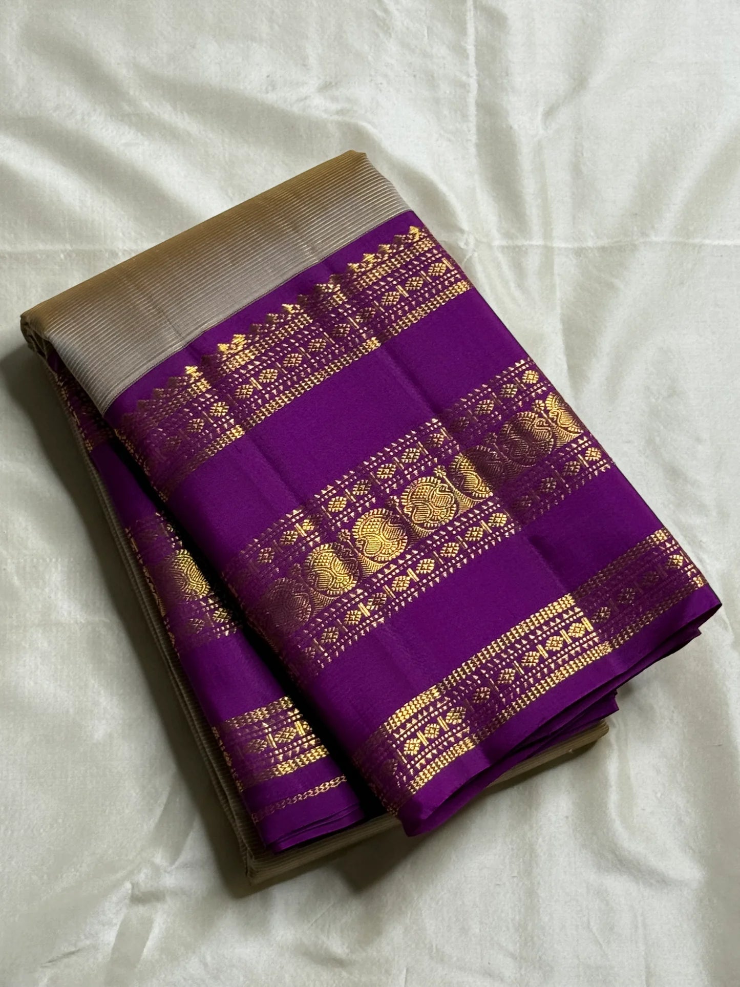 Orchid Vairaoosi ✨ – Pure Kanchipuram Silk Saree with Unique Mupettu Border


Regal Purple Vairaoosi Body with Fine Zari Pinstripes

Silver-Grey Rettapet Contrast with Unique Orchid Purple Mupettu Border