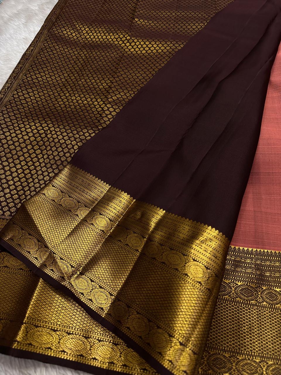 Blush Radiance ✨ – Pure Kanchipuram Silk Saree
Rose Pink Body with Fine Zari Checks & Paisley Buttas
Broad Golden Zari Border with Chocolate Selvedge
Rich Chocolate Brown Pallu with Intricate Gold Brocade
Silk Mark Certified | Fall & Pico Done |