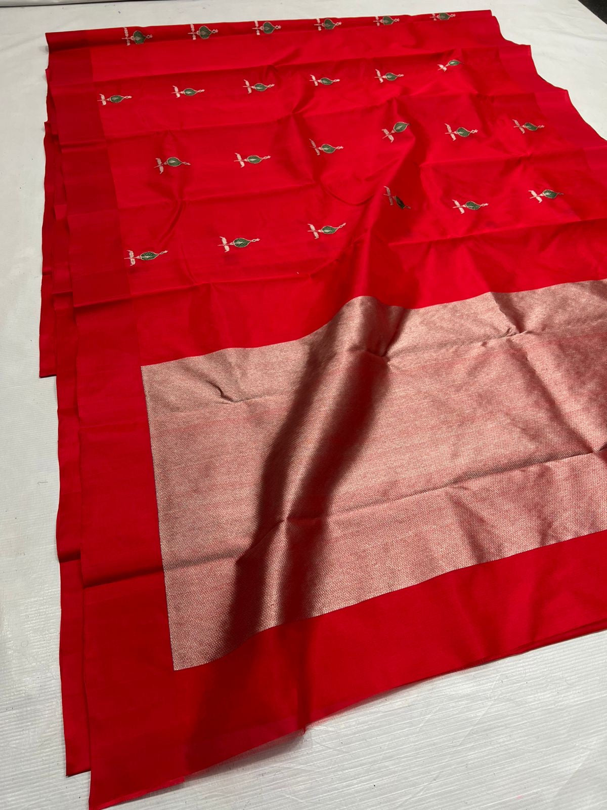 Pure Silk Chanderi – Vermillion Red with Emerald–Silver gold Buttas
Plain Red Border & Grand antique gold Tissue Pallu ✨
Silk Mark Certified • Free Shipping within USA • Ships in Two Weeks