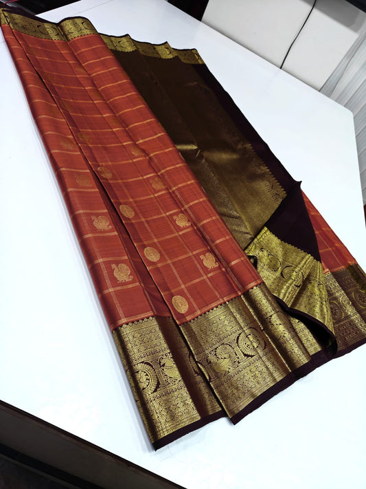 Pure Kanchipuram Silk Saree – Coral Red Checks with Gold Zari Buttas
Contrast Maroon Korvai Borders with Temple & Floral Motifs
Grand Zari Brocade Pallu
Silk Mark  | Fall & Pico Done | Blouse Stitching ($30) | ships in 2 weeks