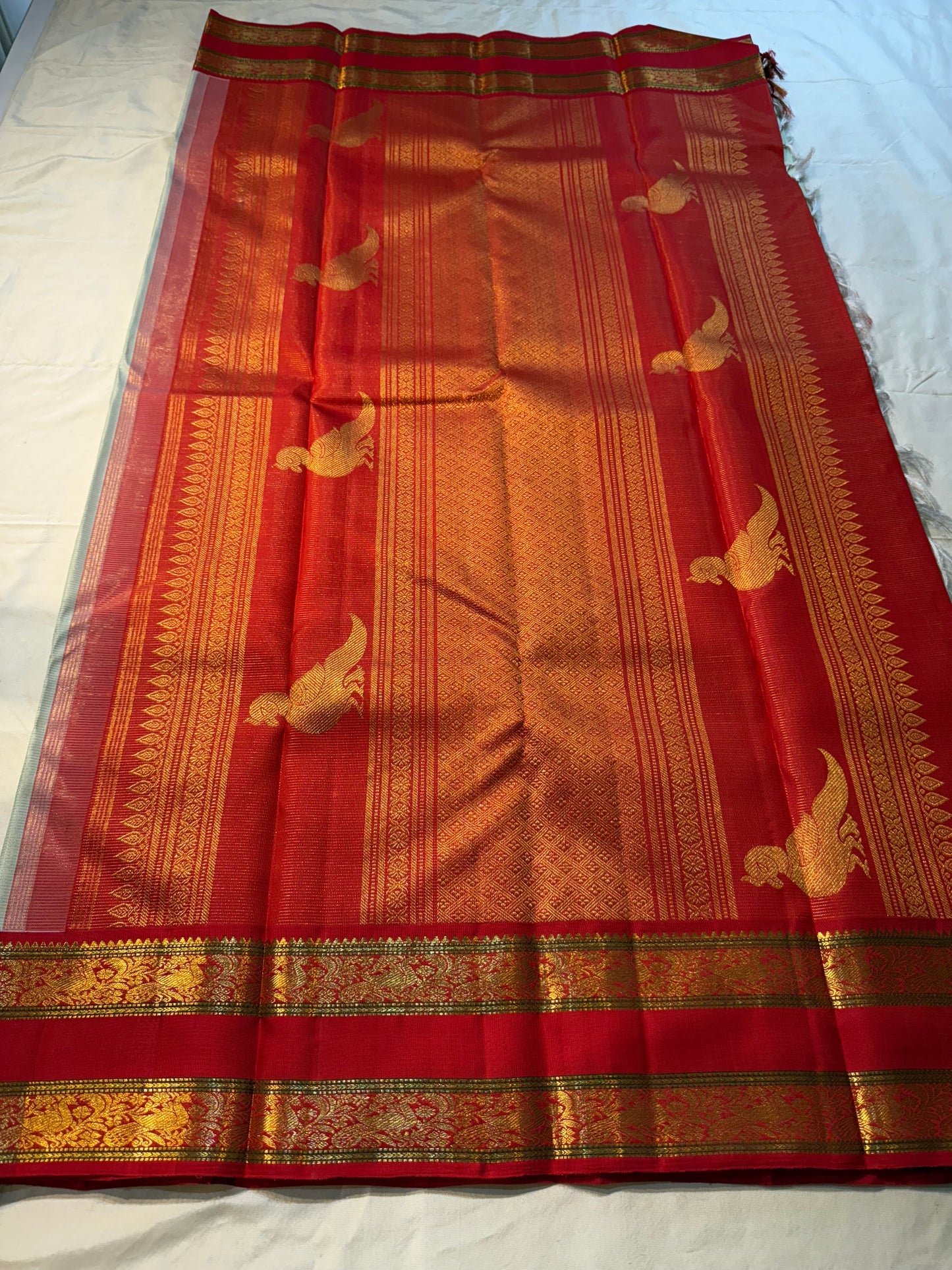 Scarlet Mist ✨ – Pastel Mint Vairaoosi Kanchipuram Pure Silk Saree
Korvai Scarlet-Red Border with Rich Zari Vines & Green Selvedge
Grand Red Pallu with Traditional Bird Buttas & Brocade Panels
Contrast Red Blouse fabric