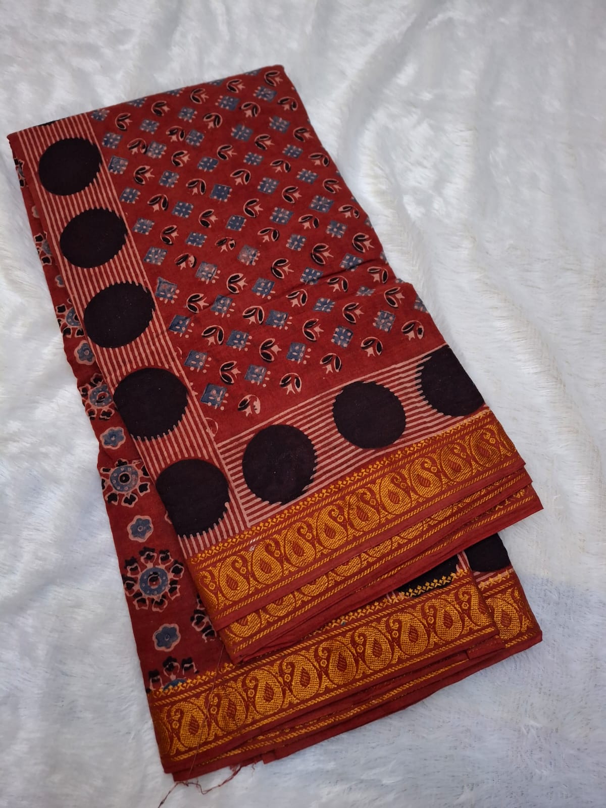 Ajrak Hand Block Print on Pure Madurai Cotton Saree
Clamp-dyed borders by Kattuchayam artisans, naturally dyed in Gujarat
Handcrafted Cotton Elegance • Free Shipping within USA • Ships in Two Weeks