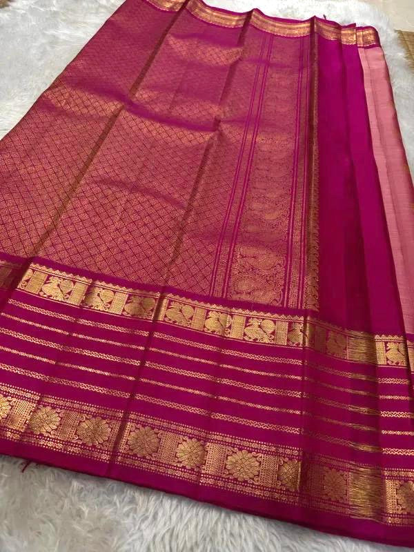 “Roja” Petal Pink Kanchipuram Pure Silk Saree
Peacock & Floral Zari Buttas on Body
Raspberry Pink Varisaipet Border with Ornate Kamalam Gorgeous Grid Pattern Zari Pallu
