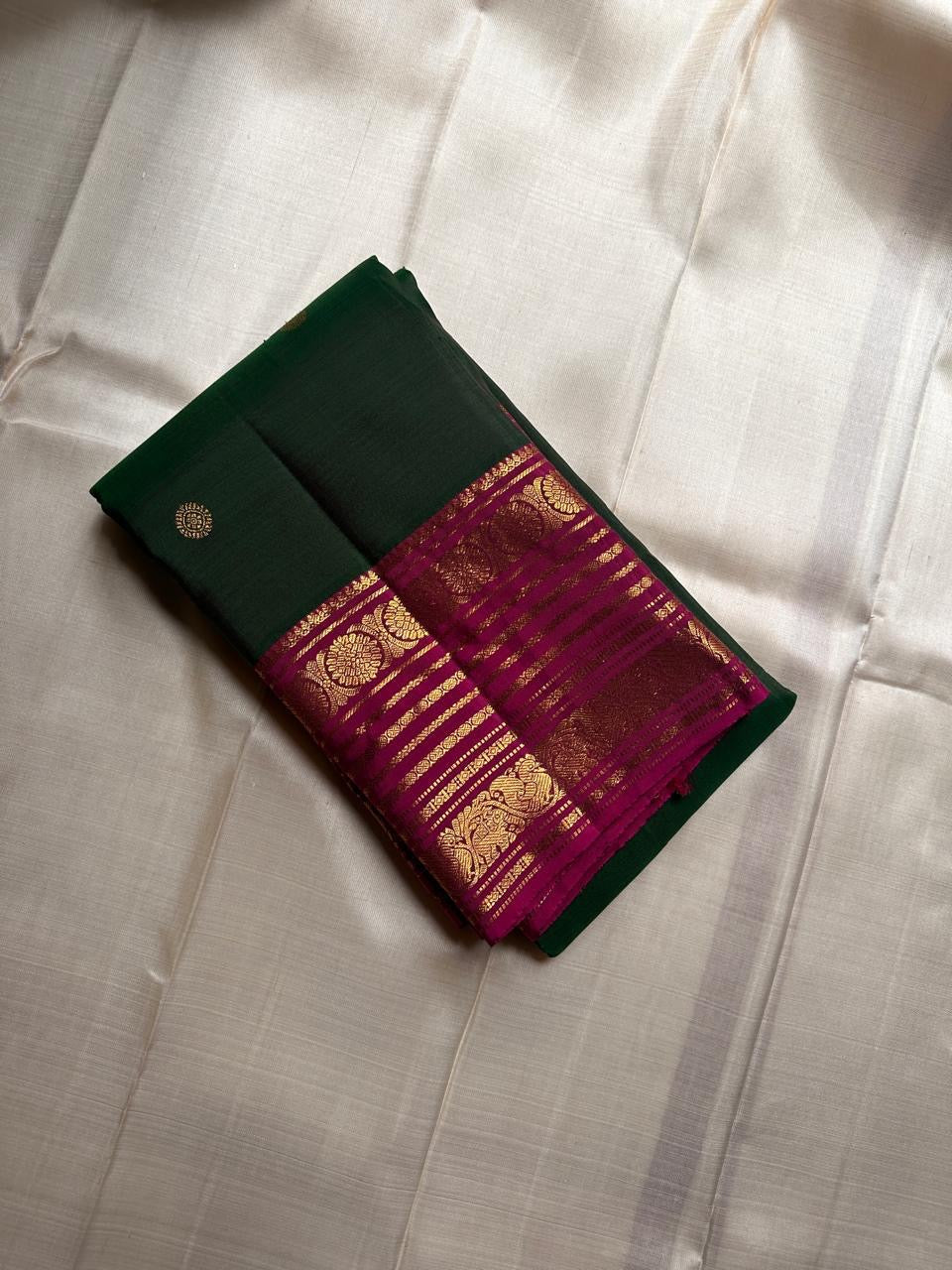 Kanoonjal Green — Pure Silk Kanchipuram Saree
Radiant bottle-green body with zari round buttas 🌿
Contrast rani-magenta korvai borders with floral & peacock motifs ✨
Opulent rani-magenta pallu in brocade checks & vines 🪔
Silk Mark Certified • Free Shippi