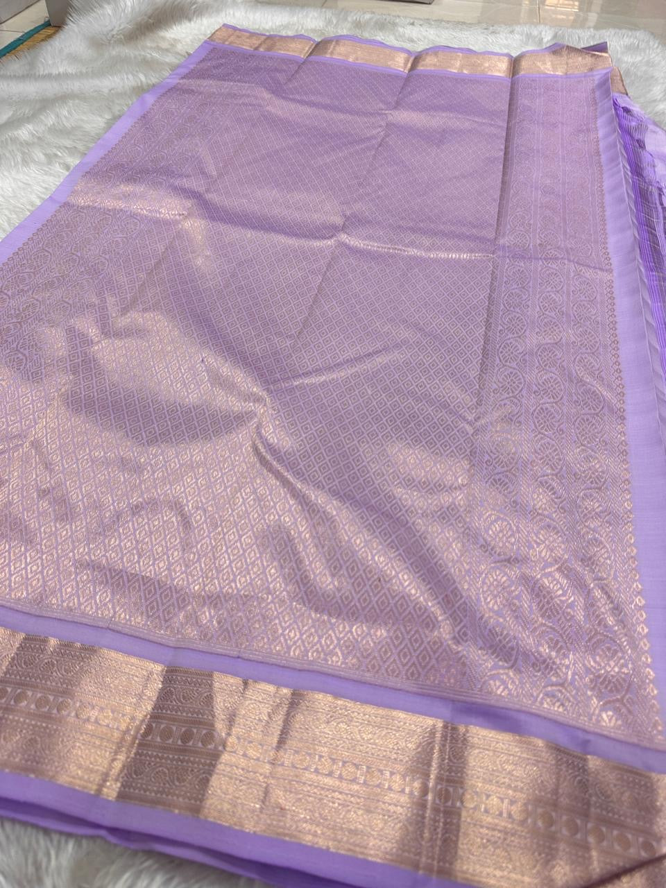 Thamarai Lilac — Pure Kanchipuram Silk Saree
Pastel Lilac with Rose-Gold Zari Leaf Buttas & Diamond Jaal Pallu
Silk Mark Certified • Free Shipping within USA • Ships in Two Weeks