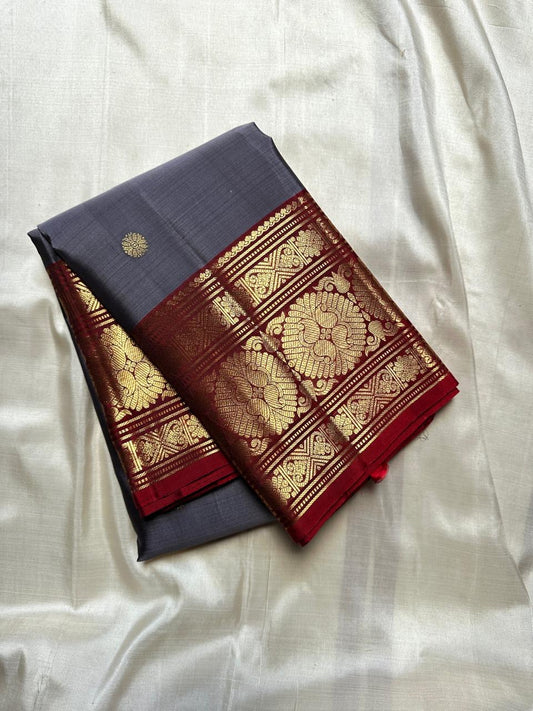 Aarohi – Ash Grey Pure Silk Kanchipuram Saree
Featuring a vibrant vermillion maroon red border and pallu.
Adorned with traditional mullai seer and intricate zari motifs.
A perfect blend of subtle elegance and festive vibrance.