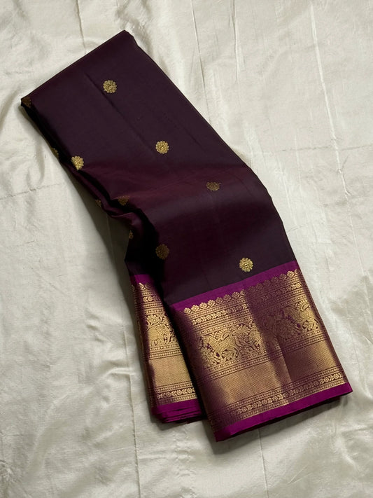 Jamun Purple Rani — Kanchipuram Pure Silk

Deep jamun-purple body with zari floral buttas

Rani-magenta korvai borders with elephant procession

Opulent brocade pallu with diamond jaal & circular medallions

Silk Mark Cert| Free Shipping within USA