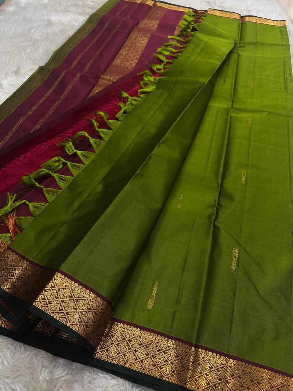Varnam – Leaf Green Pure Kanchipuram Silk Saree with Gold Zari Buttas, Trellis Design Arakku Border, and Contrast Maroon Zari Pallu