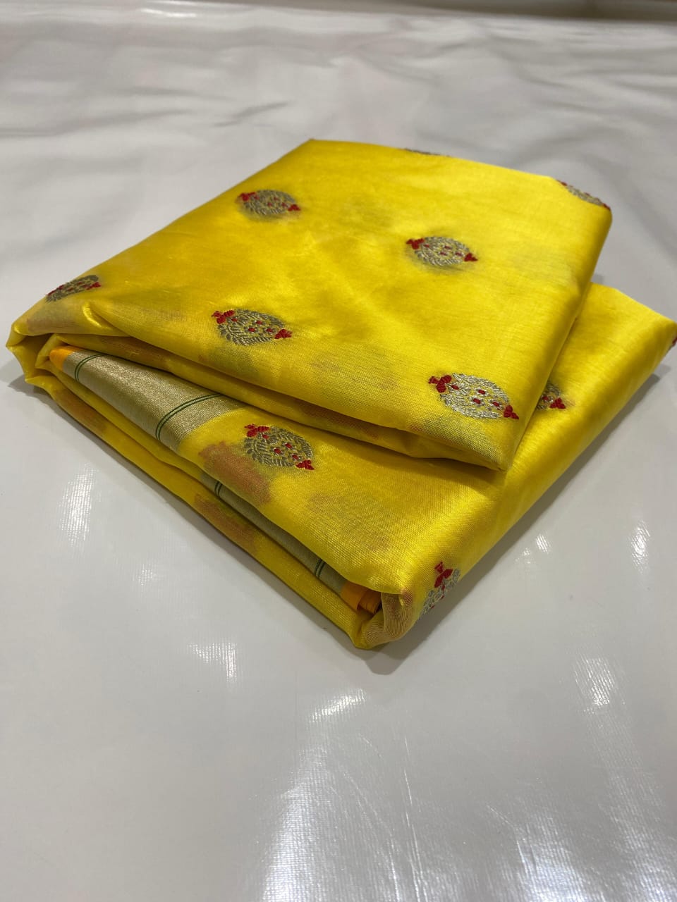 Pure Silk Chanderi – Marigold Yellow with Gold–Silver Buttas
Olive-Silver Kaddi Border & Shimmering Tissue Pallu ✨
Silk Mark Certified • Free Shipping within USA • Ships in Two Weeks