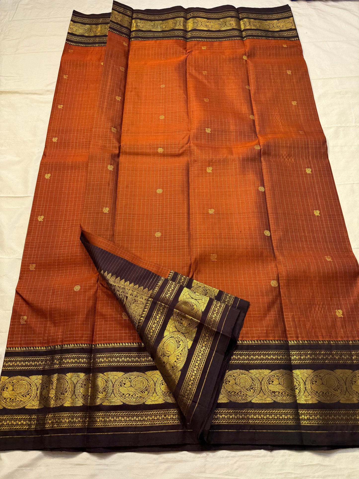 Kokilam — Rust Orange Pure Silk Kanchipuram Saree
Korvai contrast border in deep coffee brown with peacock medallions & gold brocade pallu
Silk Mark Certified ✅ • Free Shipping within USA 🇺🇸 • Ships in Two Weeks ✨