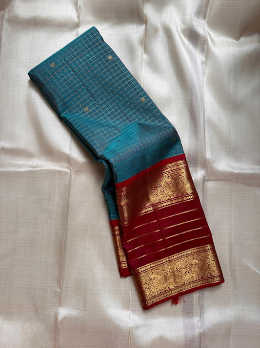 Janaki ✨
Rama Blue Pure Kanchipuram Silk Saree
With Vermilion Red Rettapet peacock Border
Gold Zari lines & beautiful Pallu
Silk Mark Certified | Handloom Heritage