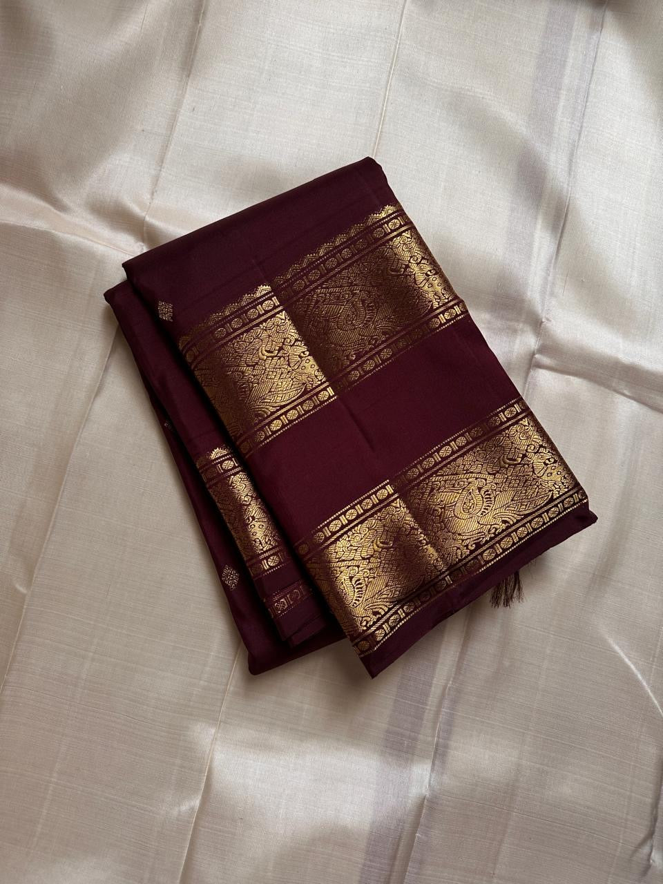 Kasturi 🌰✨
Deep Coffee Brown Pure Silk Kanchipuram Saree
Gold Zari Woven Kamalam & Diamond Buttas All Over
Double Border with Mayil Pettu & Rettapettu Detailing
Diagonal Peacock Pallu with Floral Vine Motifs