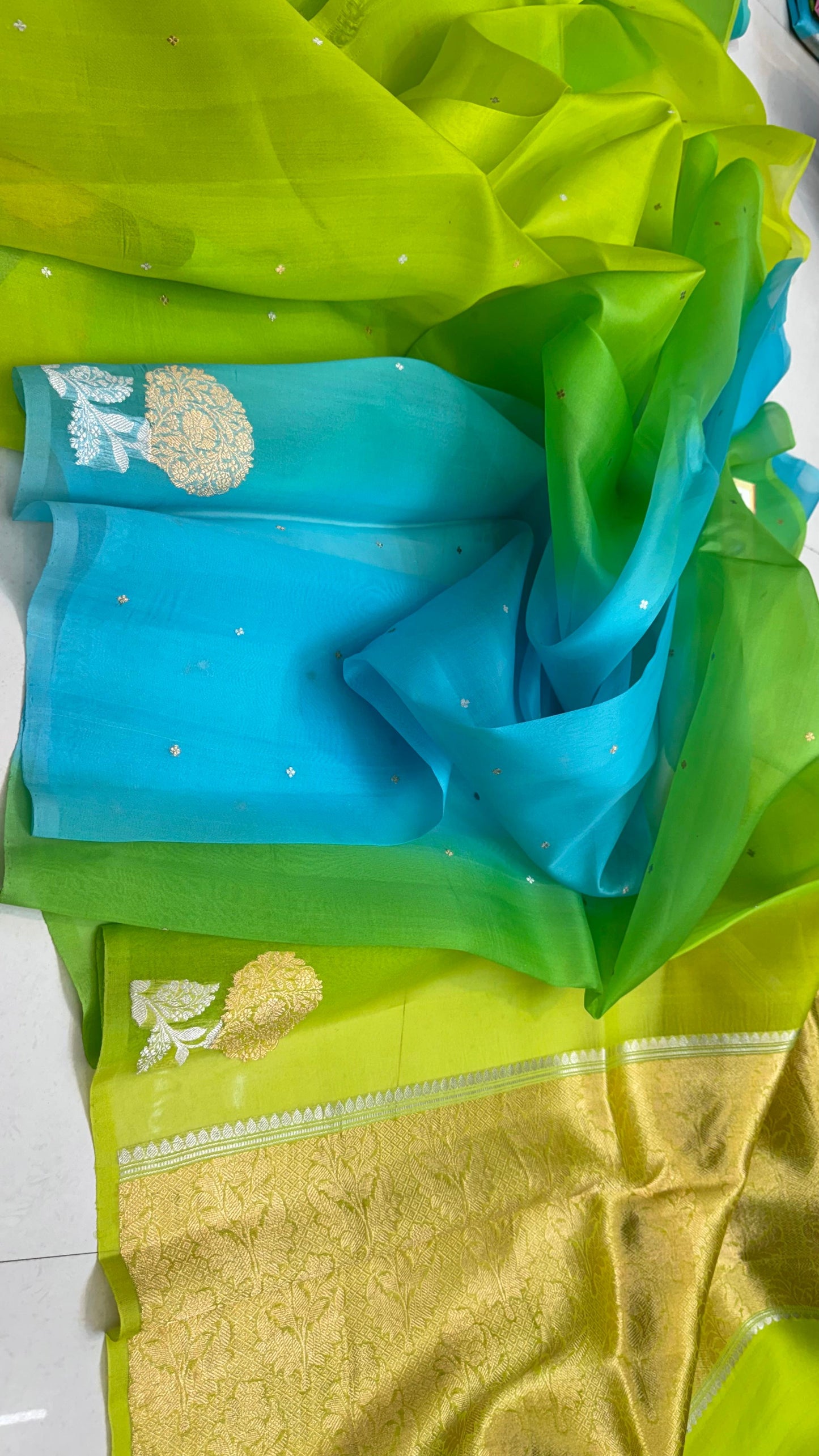 Pure Ektara Kora Silk Handloom Banarasi Saree
Parrot green to aqua blue ombré • Kadhua sona-roopa floral buttas • Raw-Mango style minimal weave
Silk Mark Certified ✅ • Free USA Shipping ✅ • ships in two weeks ✅