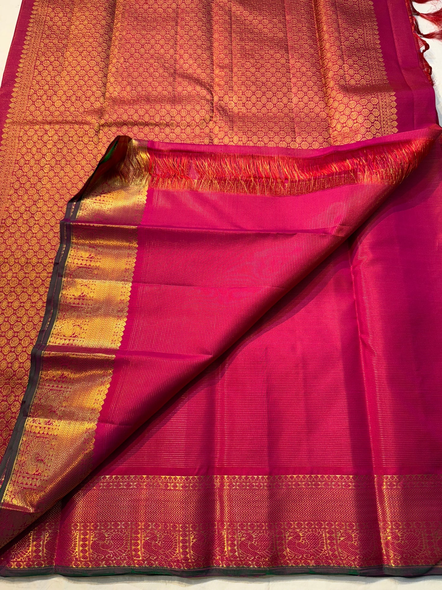Vairaoosi Rani Mayil Chakram — Pure Kanchipuram Silk Saree
Rani-pink body with gold chakram buttas & korvai mayil zari border in dark green selvedge ✨
Silk Mark Certified • Free Shipping within USA • Ships in Two Weeks