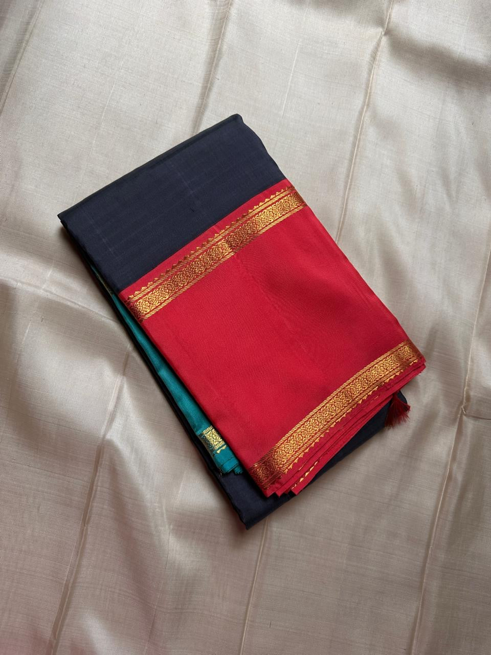 Yamini – Navy Blue Pure Silk Kanchipuram Saree with Ganga Jamuna rettapet Zari Borders
Bold and elegant, Yamini is a handwoven pure silk saree featuring a rich navy blue body with subtle thread detailing, beautiful seer Pallu