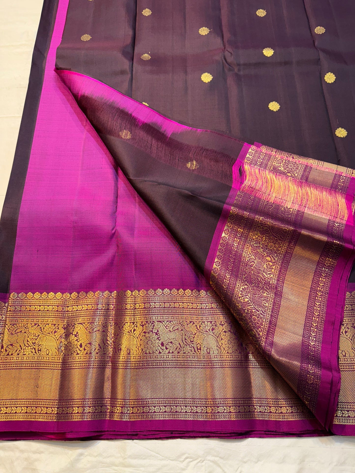 Jamun Purple Rani — Kanchipuram Pure Silk

Deep jamun-purple body with zari floral buttas

Rani-magenta korvai borders with elephant procession

Opulent brocade pallu with diamond jaal & circular medallions

Silk Mark Cert| Free Shipping within USA