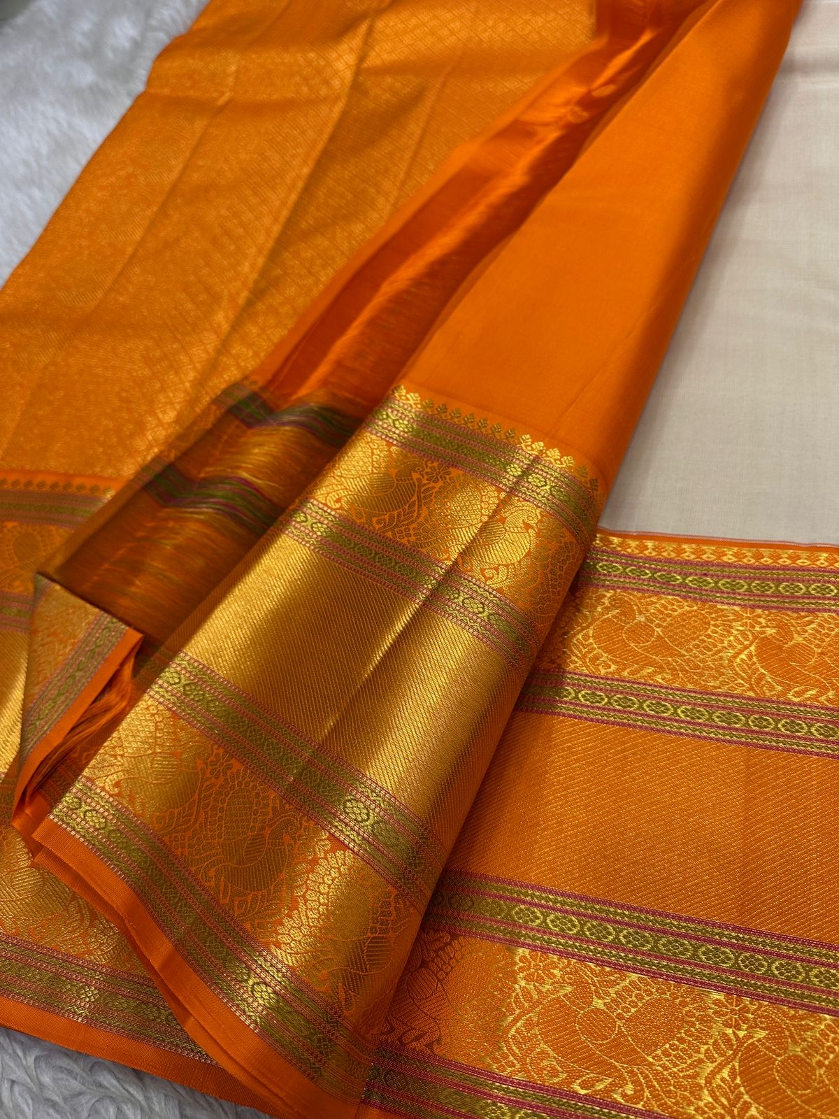 Champa Venpattu — Pure Kanchipuram Handloom Silk Saree
Ivory Champa Body • Marigold-Orange Zari Borders
Heirloom Silk · Temple-Ready Elegance