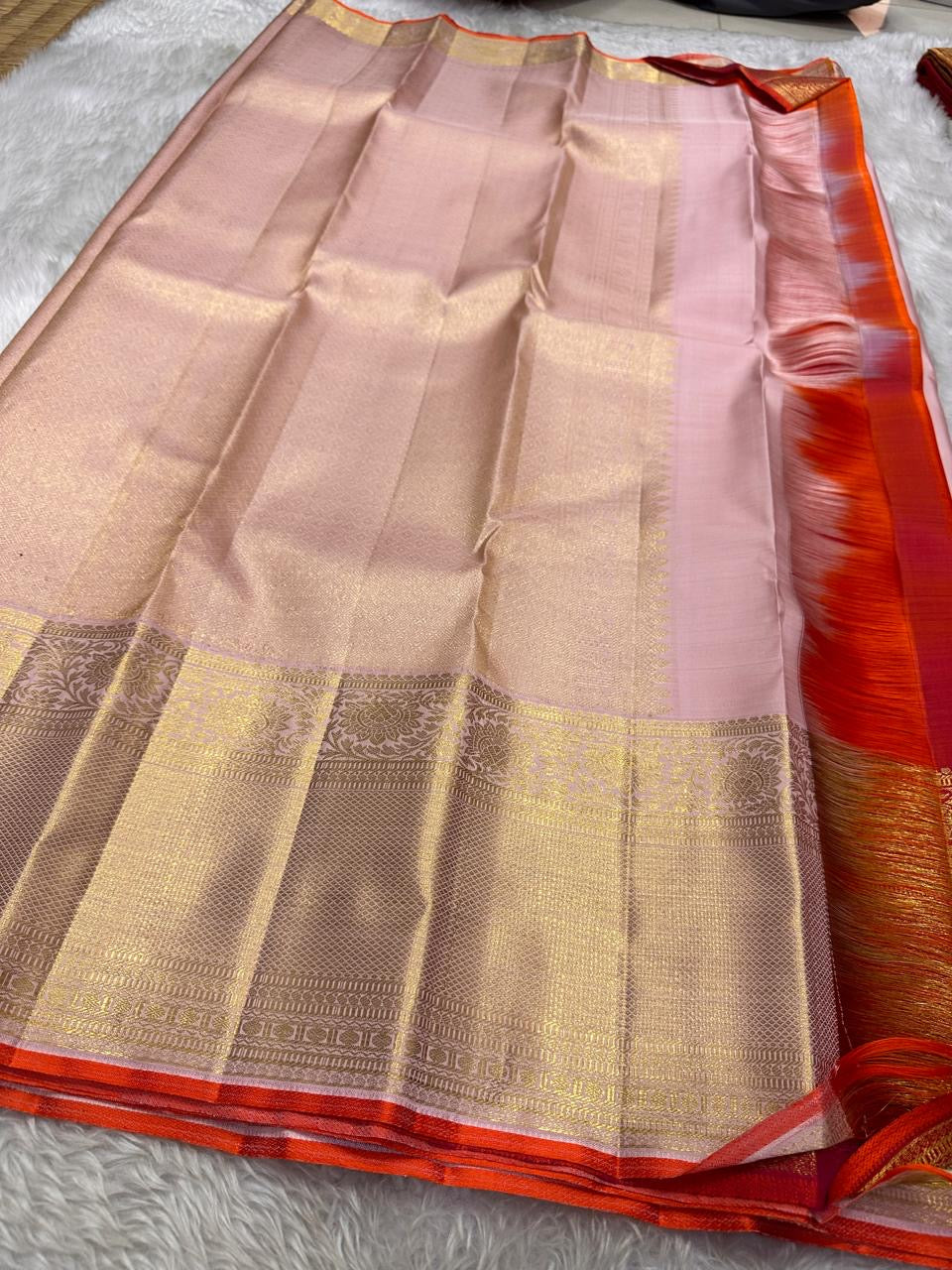 Lalima 🌸 – Bud Pink Pure Silk Saree
Featuring Large Ornate Floral Motifs Woven in 3g Pure Zari ✨
Adai Madam Floral & Vine Borders with Majestic Baavanji & peacock motif Layers 🌿 🦚
Finished with a Crimson-Orange Selvedge for Stunning Contrast 🔥