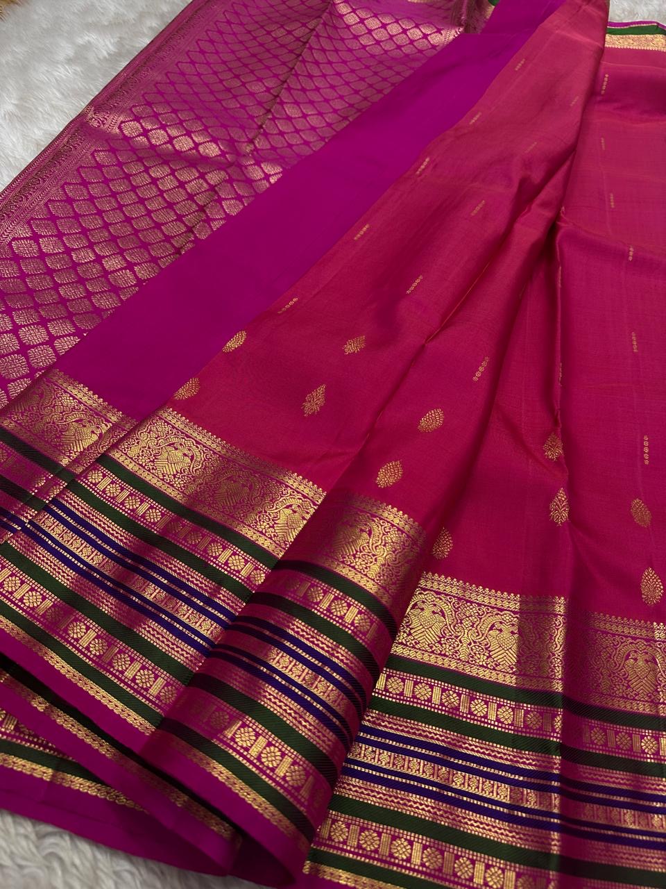 Kaamini ✨ — Fuschia Pure Kanchipuram Silk Saree
With Scattered Gold Zari Buttas on Lustrous Body
Bold Striped Korvai Border in Green & Blue Accents
Grand Fuschia Pallu Woven in Intricate Gold Zari
Contrast Blouse with Matching Zari Border Finish