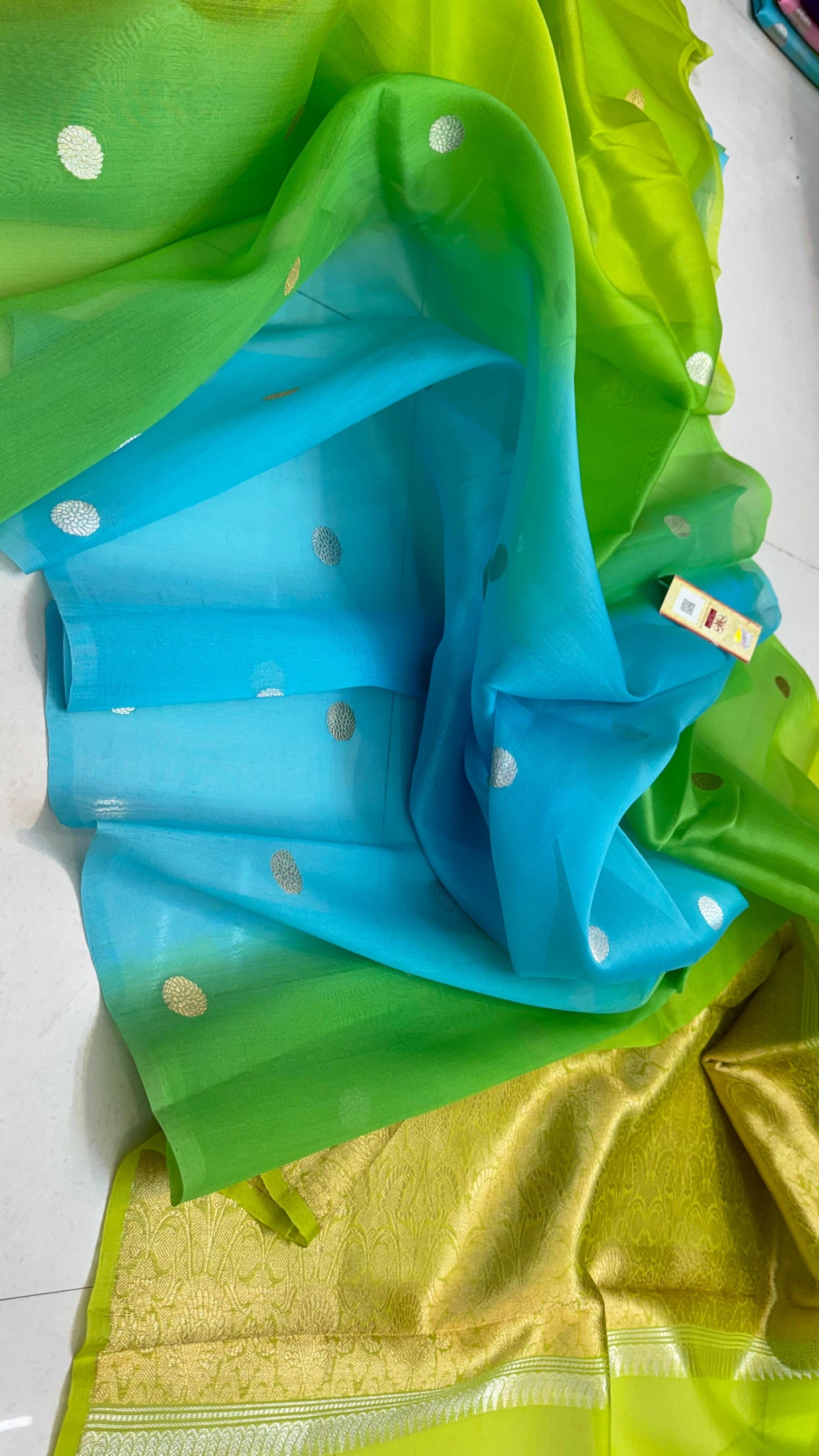 Pure Ektara Kora Silk Handloom Banarasi Saree
Parrot green to aqua blue ombré • Kadhua sona-roopa floral buttas • Raw-Mango style minimal weave
Silk Mark Certified ✅ • Free USA Shipping ✅ • ships in two weeks ✅