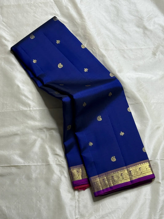 Devasri – Exquisite MS Royal Blue Silk Saree with Alternating Woven Zari Paisley & Floral Buttas, Petite Mauve-Purple Magenta Arai Maadam Border, and Breathtaking Golden Mustard Seer Pallu with Peacock Motifs