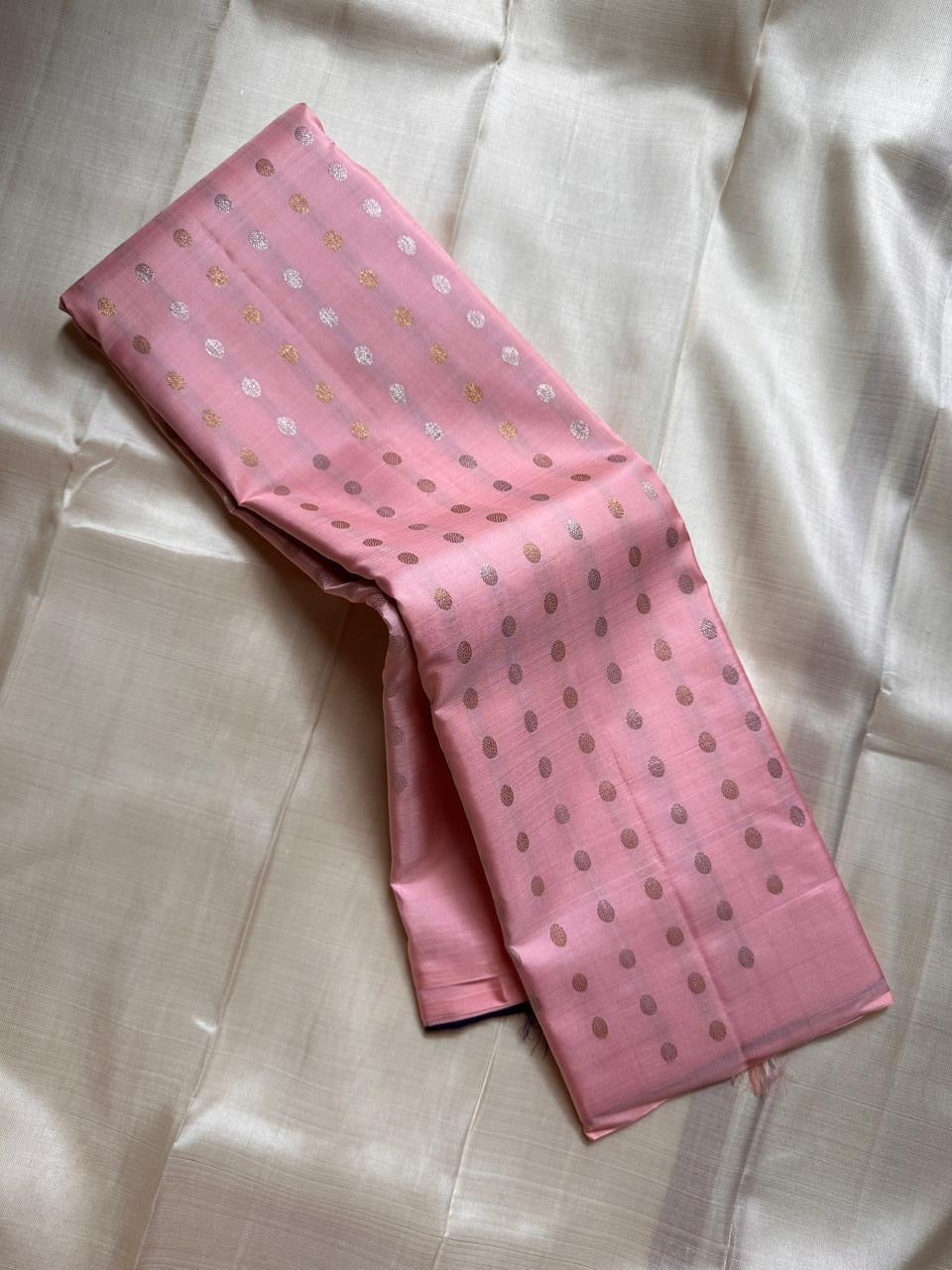 Gulabi Sonarupa — Blush Pink Pure Kanchipuram Silk Saree ✨
Gold–Silver Buttas with Contrast Violet Brocade Pallu 💜
Silk Mark Certified • Free Shipping within USA • Ships in Two Weeks