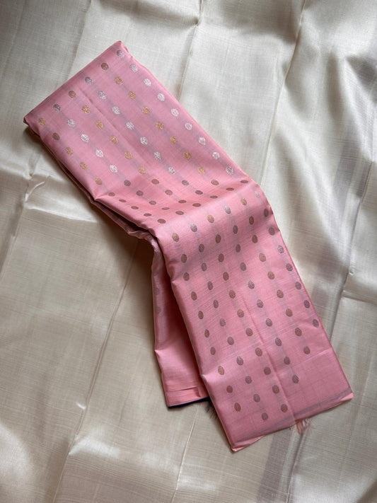 Gulabi Sonarupa — Blush Pink Pure Kanchipuram Silk Saree ✨
Gold–Silver Buttas with Contrast Violet Brocade Pallu 💜
Silk Mark Certified • Free Shipping within USA • Ships in Two Weeks