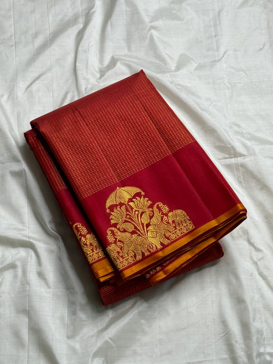 Vaaranam Kumkum — Pure Kanchipuram Silk Saree
Kumkum-red body with micro kattam checks and maroon korvai border
Silk Mark Certified • Ships in Two Weeks • Free USA Shipping ✅