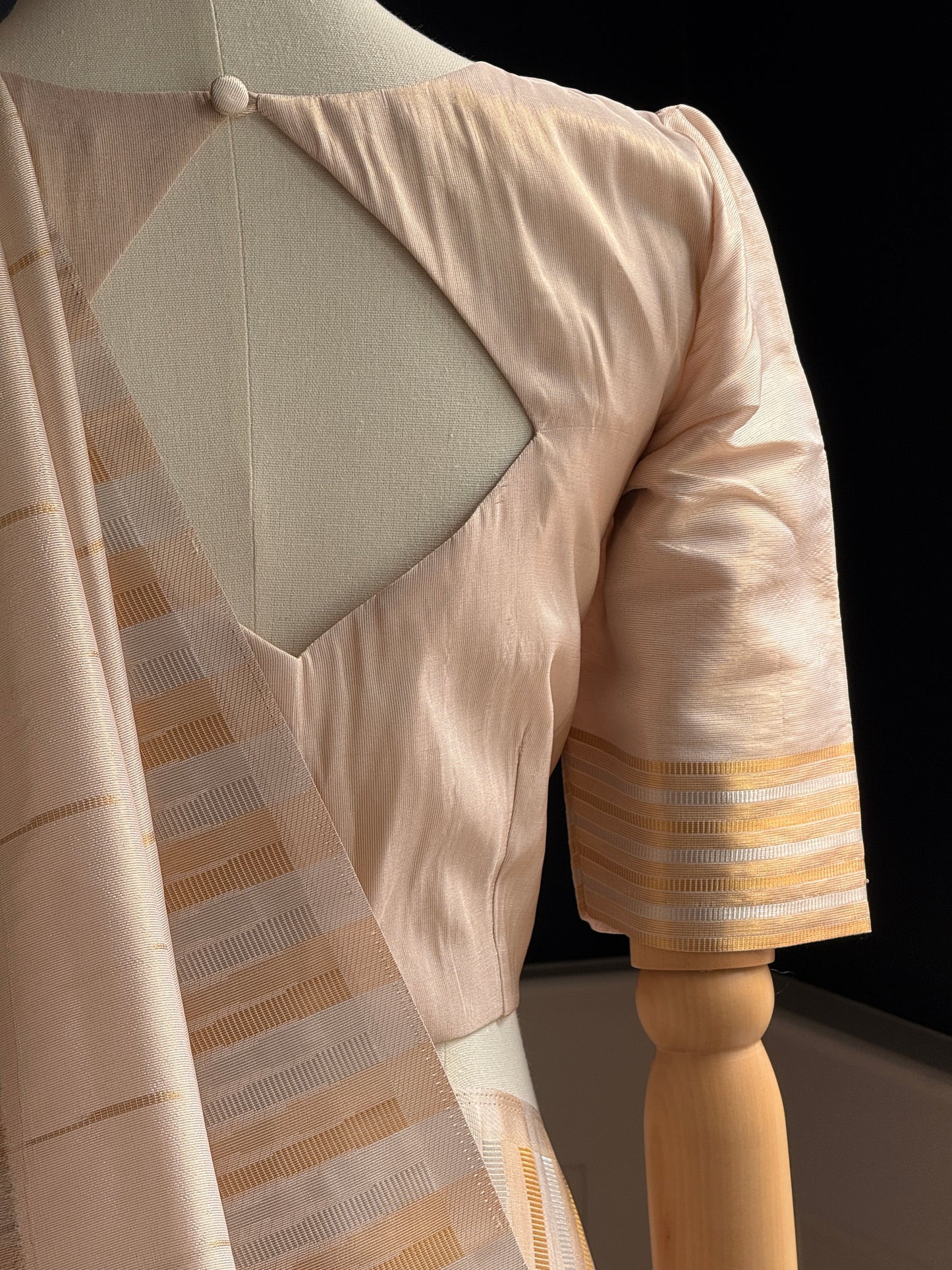 Banarasi Silk Tissue Saree Feat. Double Antique Gold & Silver Borders, Subtle Golden Lines all over  the Body, & Mullai Moggu Pallu with Temple Border.
Lightweight, Soft, Comfortable with a Soft Antique Gold Sheen. Ideal for onam & all festivities 🎉